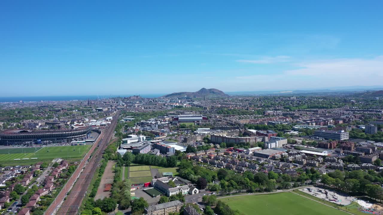 화창한 여름날 저 멀리 아서의 자리를 향해 날아가는 에든버러의 와이드샷| 스코틀랜드 에든버러 | 30fps에서 4k로 촬영