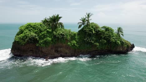 Pequeña-Isla-Tropical-Con-Palmeras-Y-Océano-Pacífico-Abierto-Cerca-De-Costa-Rica