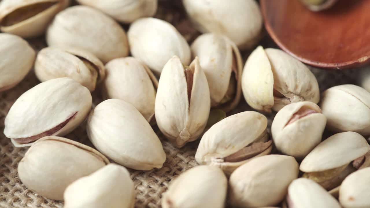 Primo piano di pistacchi su tela di iuta