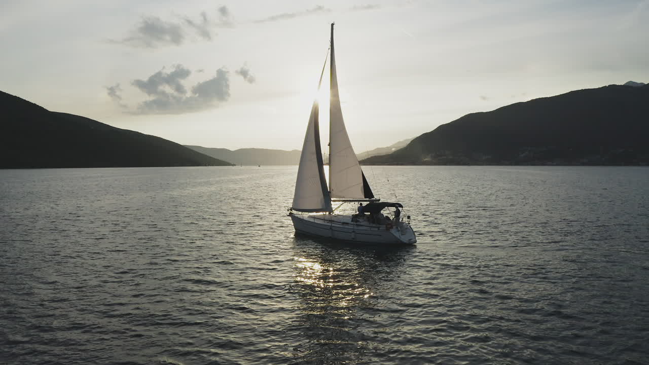 yate de vela al atardecer
