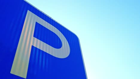 Parkplatz-Schild-Nahaufnahme-Mit-Blauem-Himmel