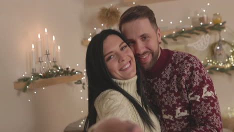 Liebendes-Paar,-Das-Ein-Selfie-Video-Macht-Und-An-Weihnachten-Zu-Hause-In-Die-Kamera-Winkt