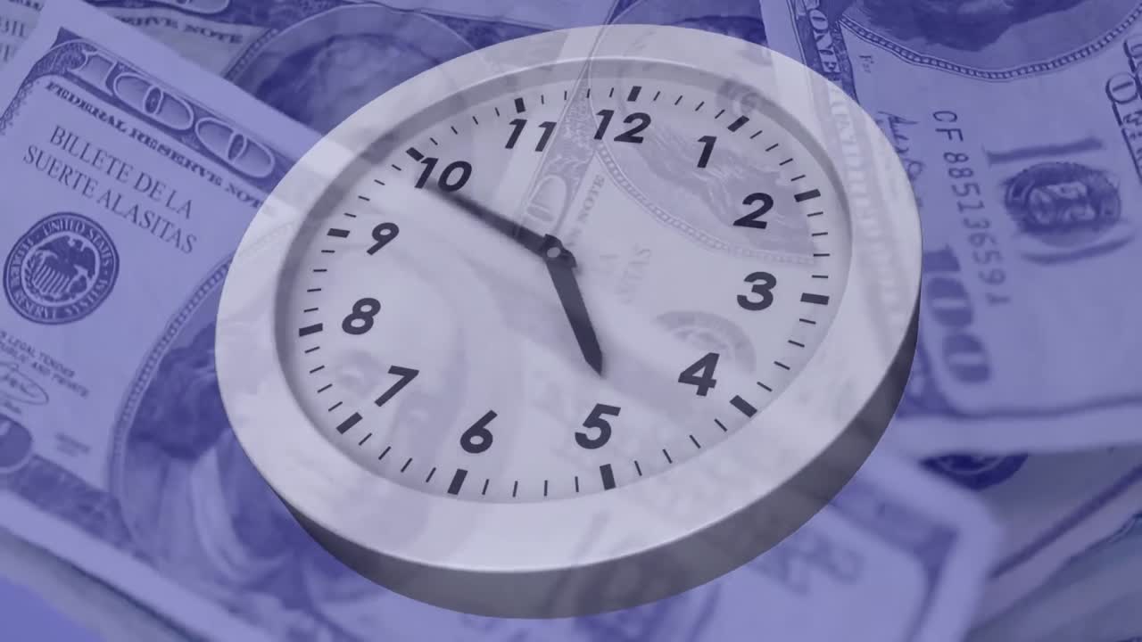 Animación digital de un reloj tictaqueando contra billetes de dólar americano girando de fondo