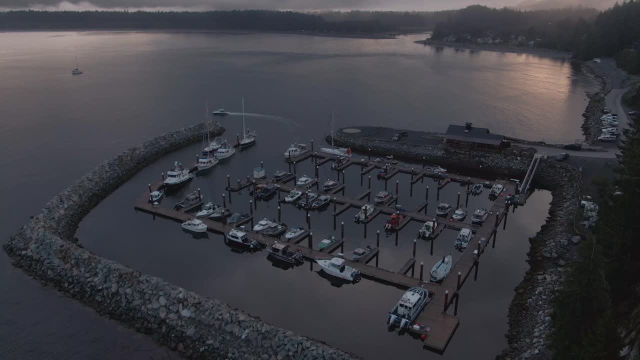 흐린 여름 일출 동안 태평양 해안에 있는 작은 외딴 마을의 공중 전망