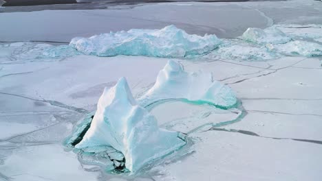 vista aérea inclinada desde los icebergs en medio del mar helado, en ilulissat, groenlandia