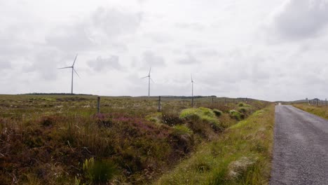 Aufnahme-Eines-Windigen-Moorwindparks-An-Einer-Straße-Auf-Den-Hebriden