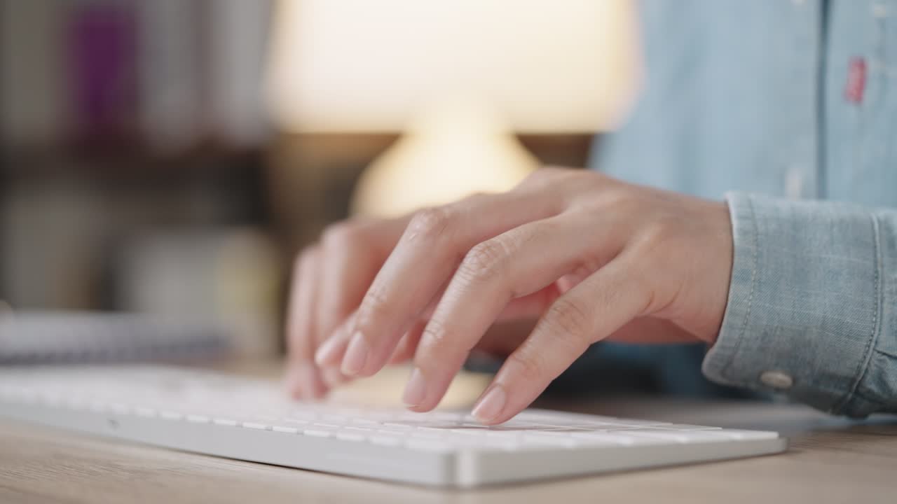 mano de cerca de una mujer de negocios escribiendo teclado computadora de escritorio en la oficina de escritorio