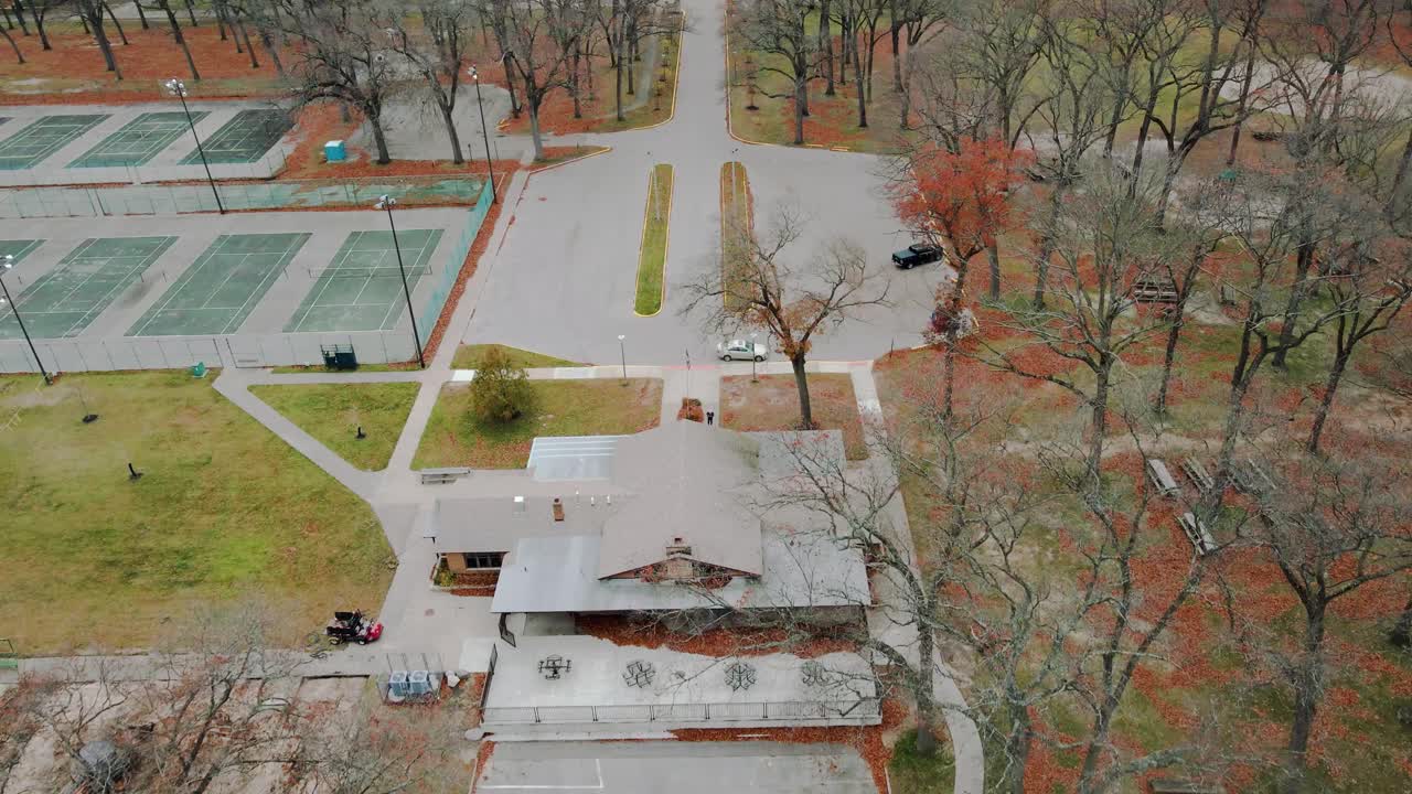 미주리 주 머스키곤에 있는 맥그라프트 공원 위로 공중 이동