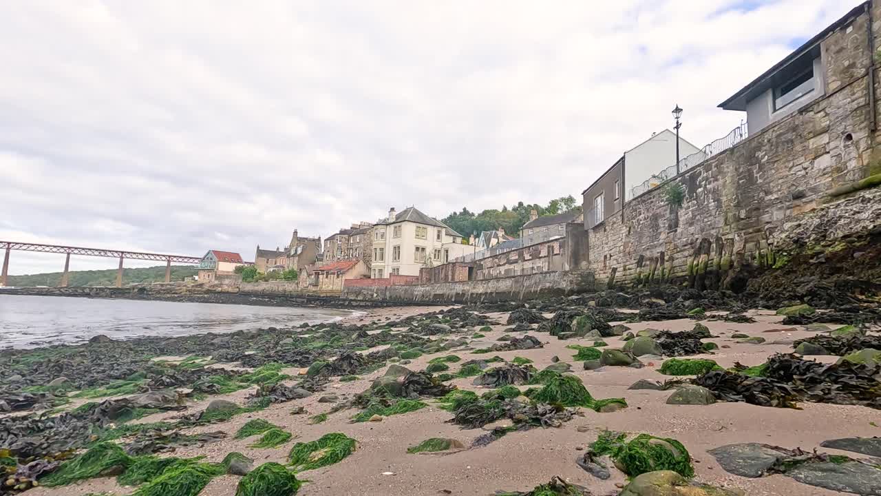 바위 해변 과 건물 들 의 풍경