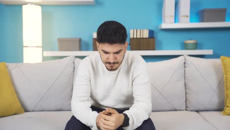 un joven indefenso y reflexivo.