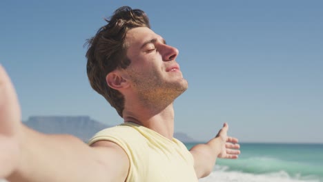 Hombre-Caucásico-Disfrutando-Del-Aire-Fresco-En-La-Playa