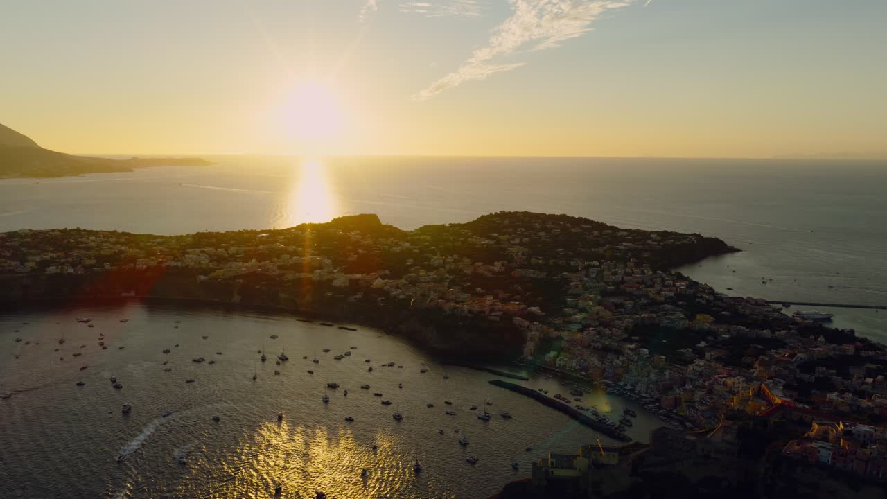 Vista panorâmica da ilha de Procida ao pôr do sol em Nápoles, Itália - Foto aérea com drone