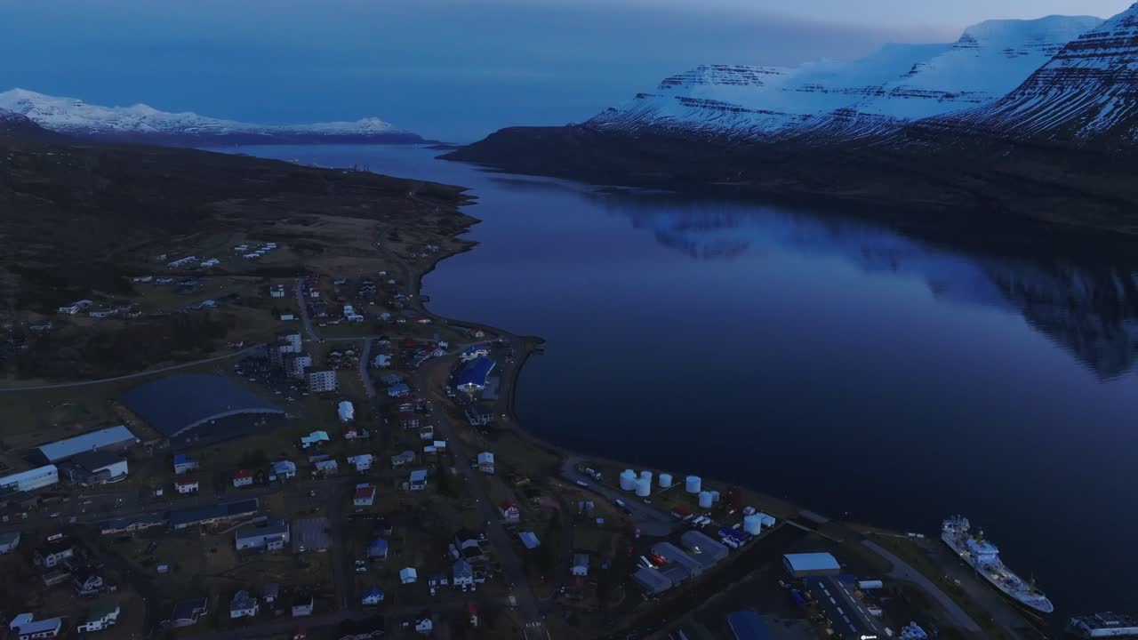 Vista aérea do fiorde Reyðarfjörður com paisagem urbana costeira e montanhas, Islândia