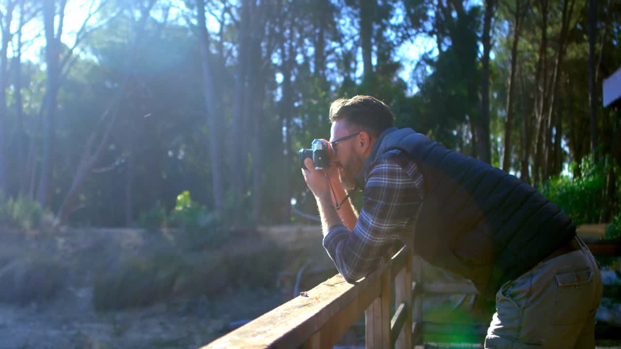 мужчина фотографирует с винтажной камерой 4k