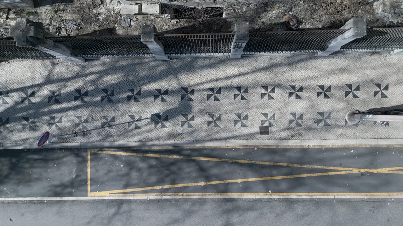 포르투갈 리스본의 상징적인 유적지는 복잡한 패턴과 문화적 영향을 보여주는 화려한 타일로 장식된 역사적인 모자이크 바닥을 자랑합니다.