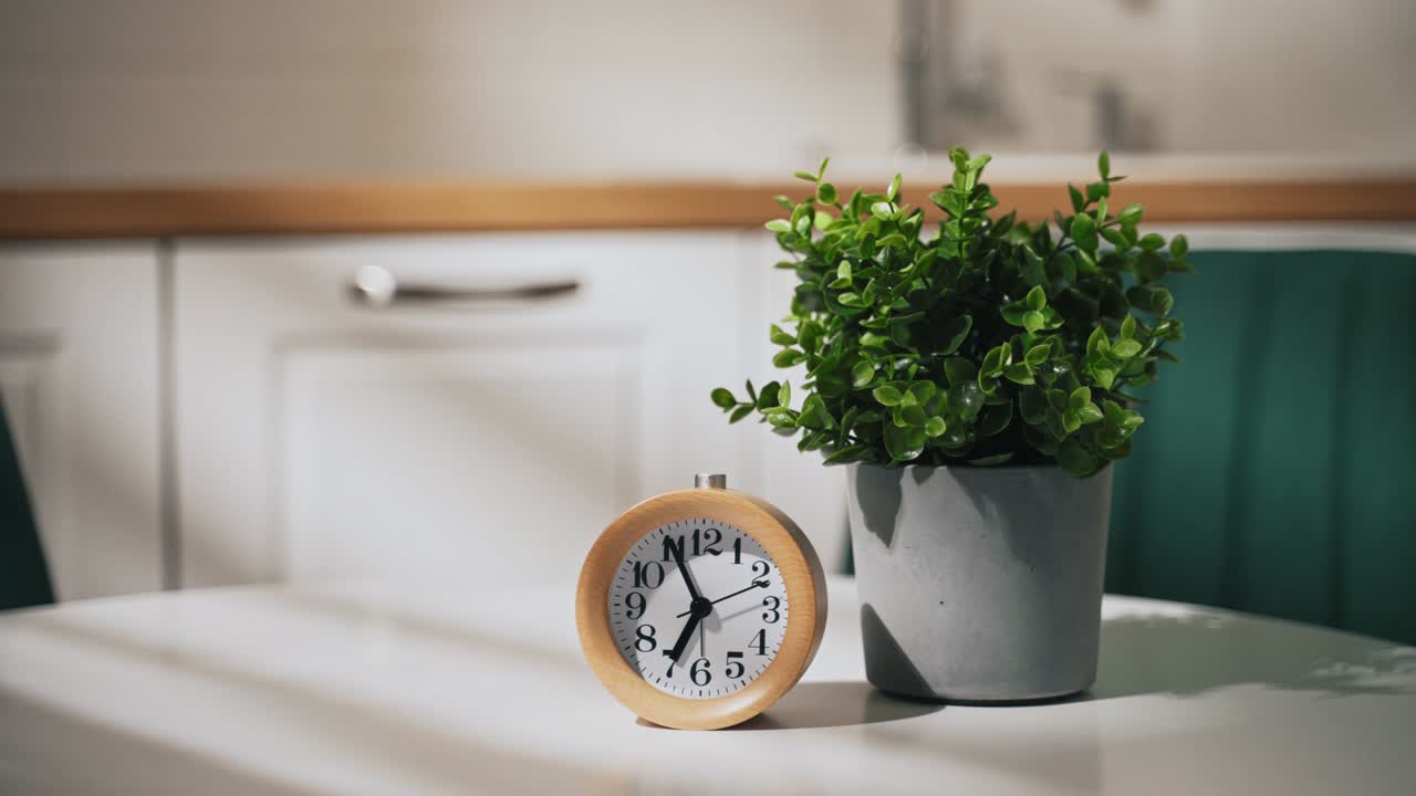 el reloj muestra las siete de la mañana.
