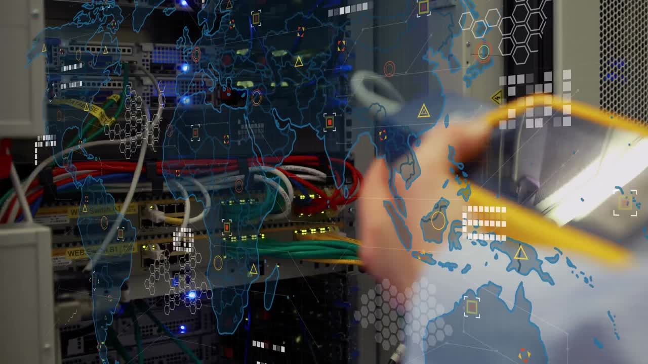 animación del mapa del mundo sobre el hombre de negocios caucásico en la sala del servidor