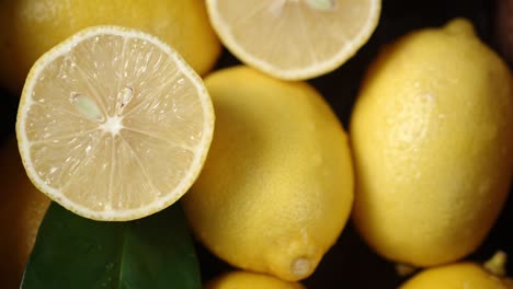 los limones maduros y jugosos giran lentamente.