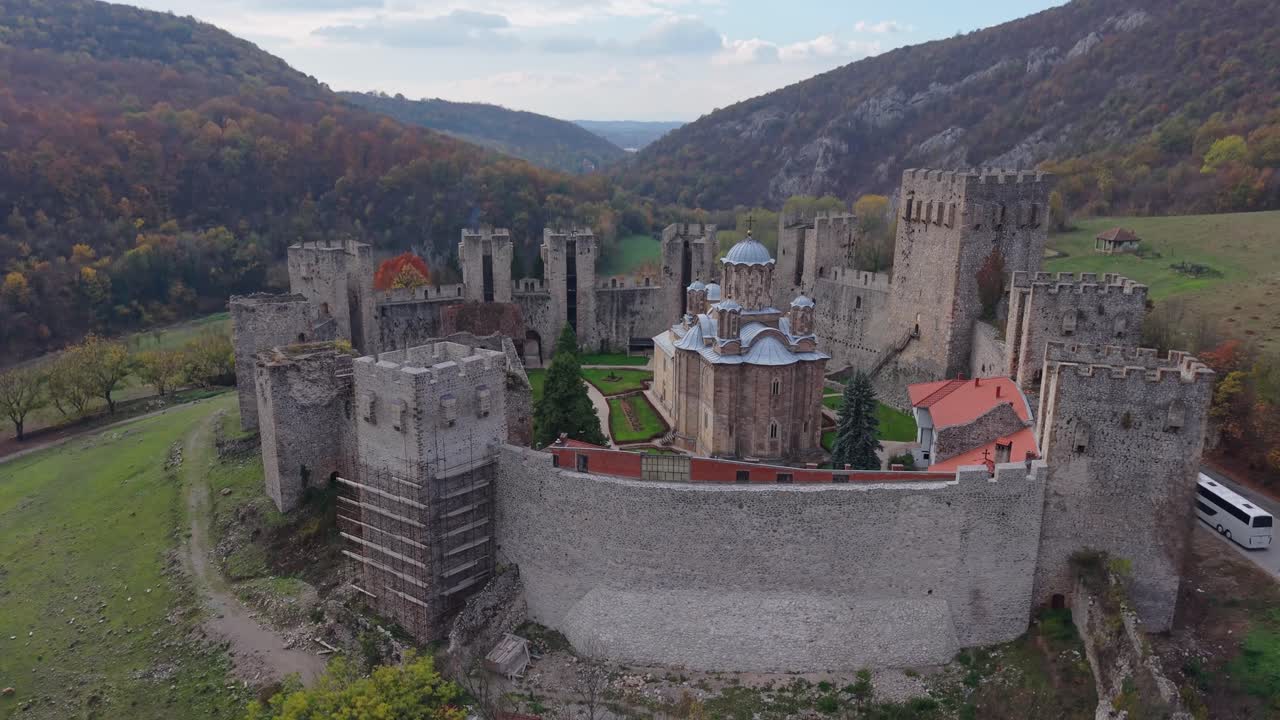 Riprese con drone che rivelano l'interno del Monastero di Manasija dietro le sue mura, mettendo in mostra il cortile medievale, le torri e l'architettura storica.