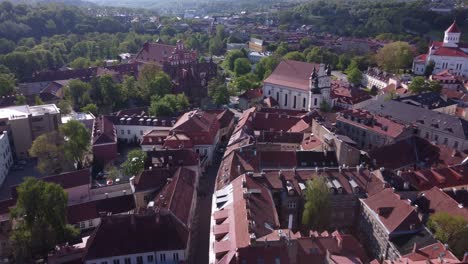 Sobrevuelo-Aéreo-De-La-Ciudad-Vieja-Histórica-De-Vilnius-Y-De-La-Iglesia-De-Santa-Ana