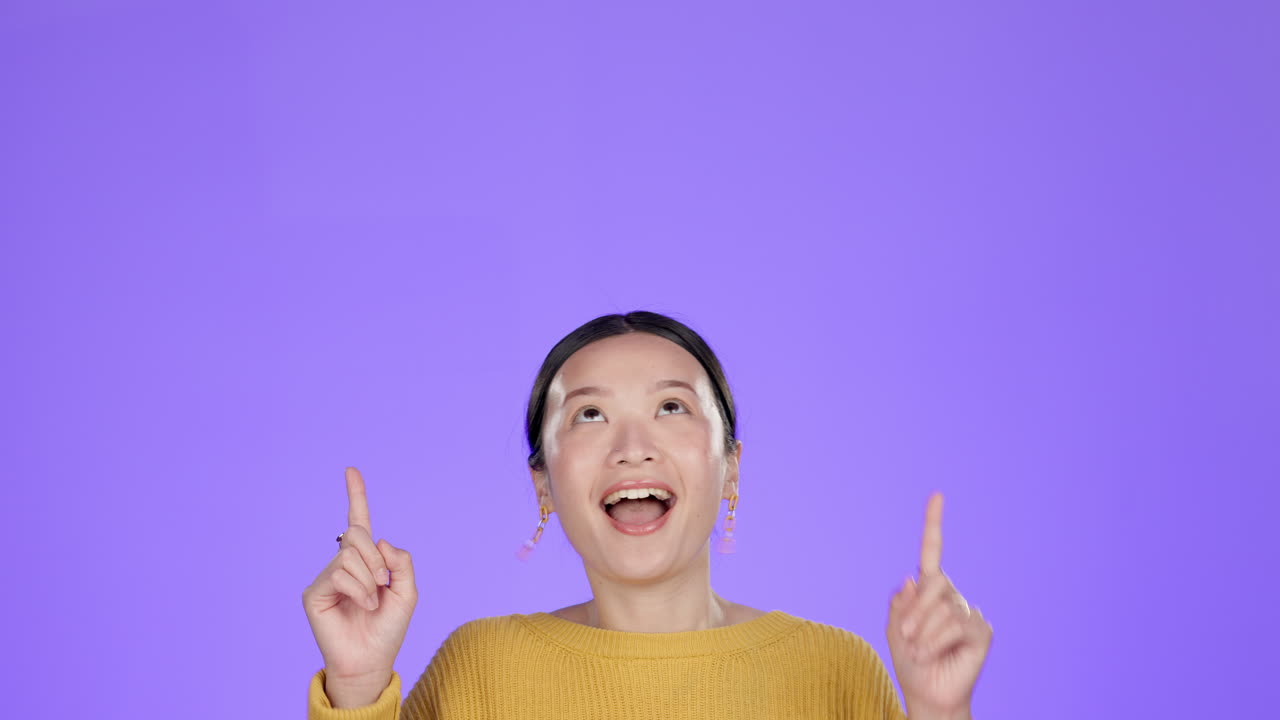 미소, 위를 가리키는 모형을 가진 여자