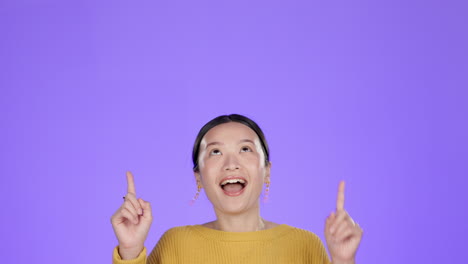 Sonrisa,-Mujer-Con-Maqueta-Apuntando-Hacia-Arriba