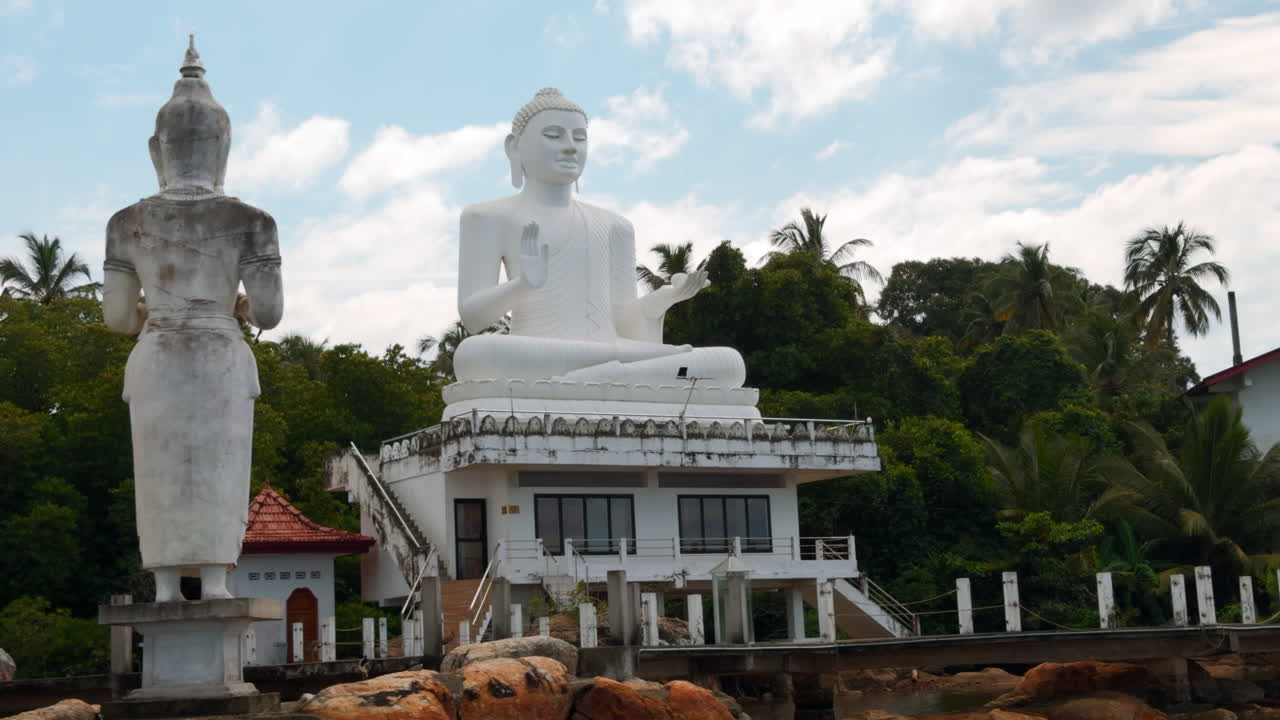 gran estatua blanca de buda en un templo en sri lanka