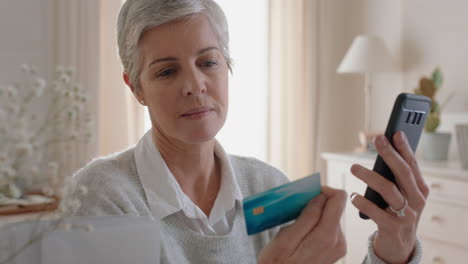 Hermosa-Mujer-Madura-Usando-Teléfonos-Inteligentes-Comprando-En-Línea-Gastando-Dinero-En-Una-Aplicación-De-Banca-Móvil-Con-Tarjeta-De-Crédito-Con-Moneda-Digital-Sonriendo-Disfrutando-De-La-Libertad-Financiera-Imágenes-De-4k