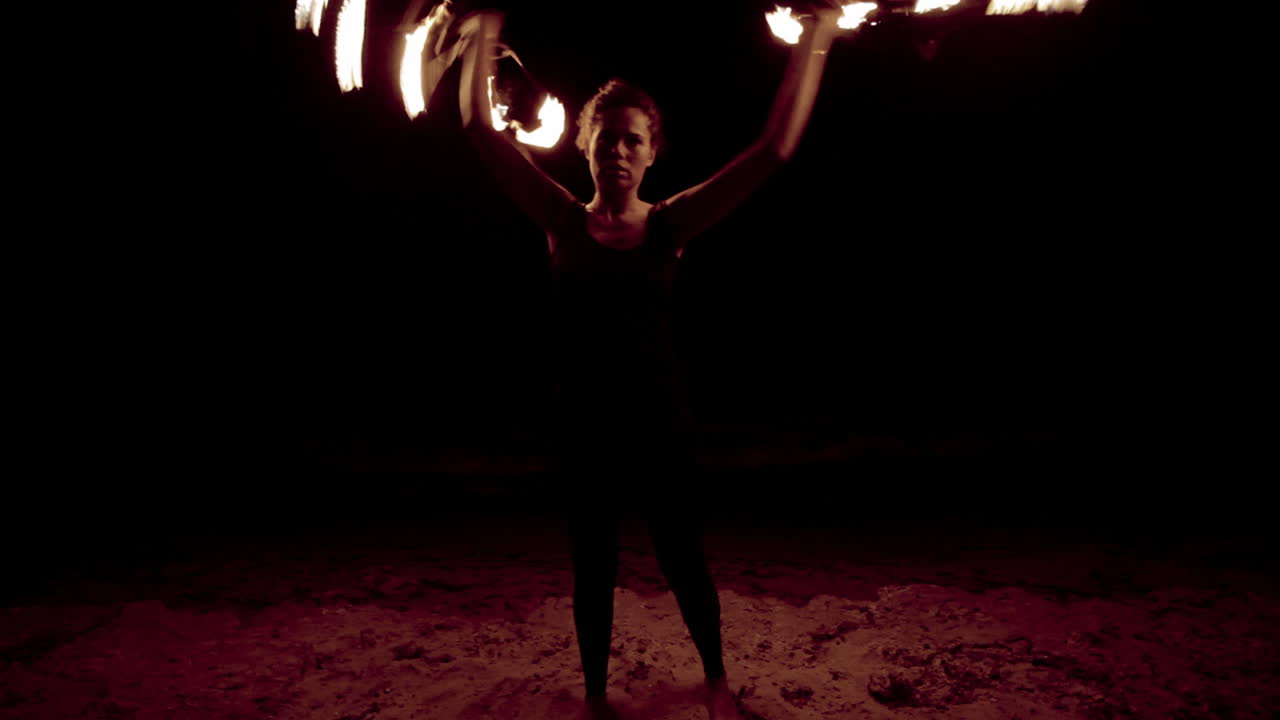 mujer bailando con fuego 18
