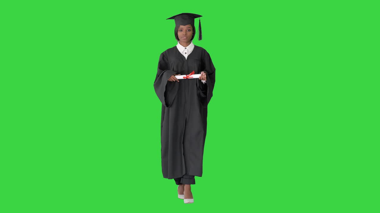 Seria laureata afroamericana che cammina con il diploma su Green Screen, Chroma Key.