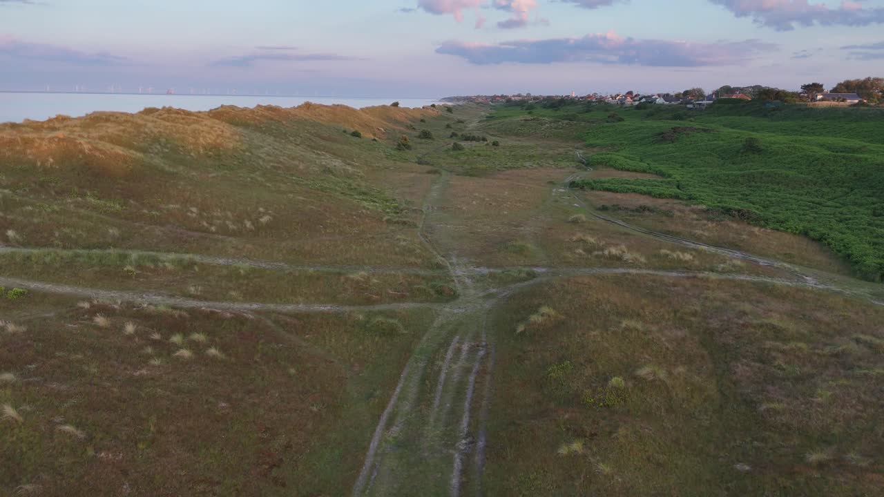 las dunas de arena de winterton y hemsby norfolk, reino unido drone, puesta de sol aérea