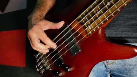 close sup shot of man´s hands playinf bass