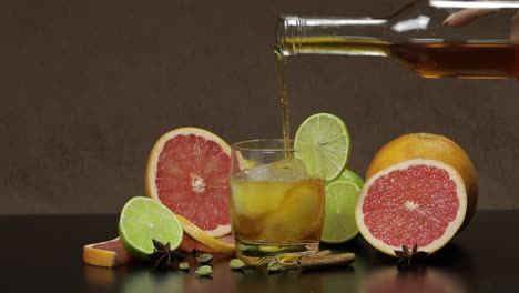 verter whisky, coñac, licor de una botella en una taza de vidrio