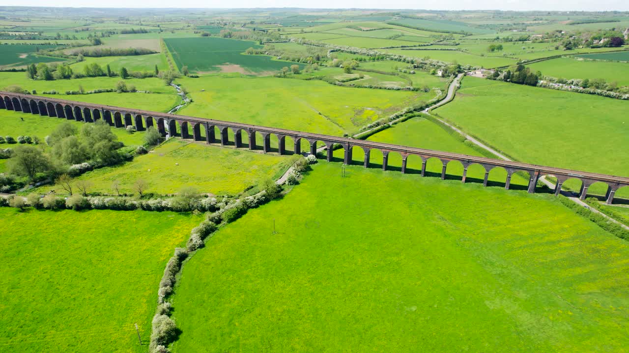 영국 시턴의 낮에 푸른 들판을 가로지르는 웰랜드 고가교의 공중 전망