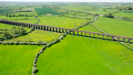 Vista-Aérea-Del-Viaducto-Welland-Sobre-Campos-Verdes-Durante-El-Día-En-Seaton,-Inglaterra