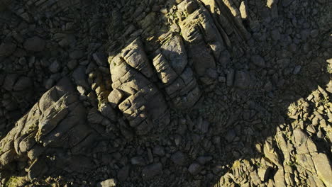 Top-down-drone-shot-rotating-above-rocky-cliffs,-in-sunny-Alabama-Hills,-CA,-USA