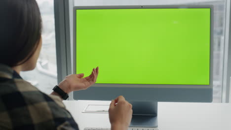 llamadas de video de inicio de gestos en la oficina de chromakey pc. llamada virtual de mujer
