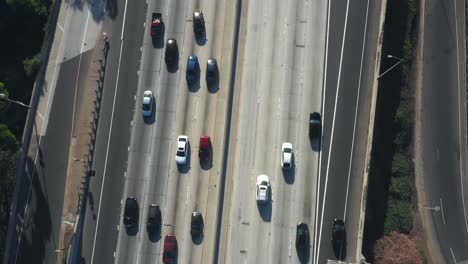 autos auf einer autobahn in la