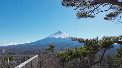 Vista-Del-Cielo-Despejado-Sobre-El-Monte