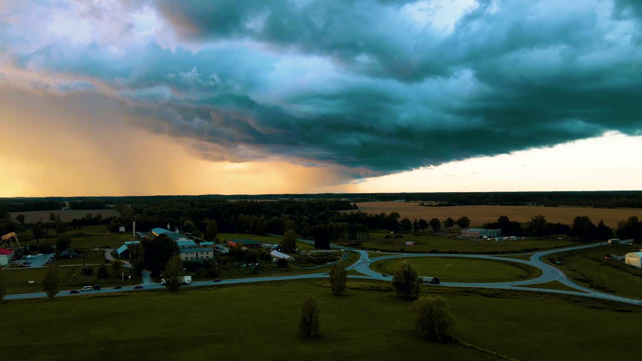 Stormskyer over træerne