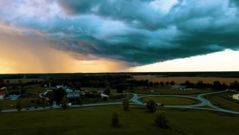 Nubes-De-Tormenta-Sobre-Los-árboles