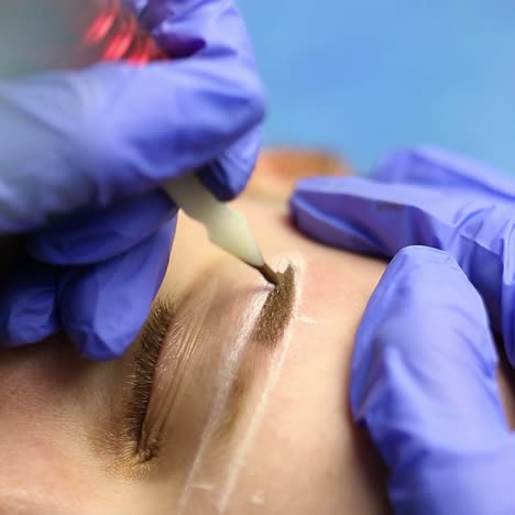 hacer un tatuaje de cejas