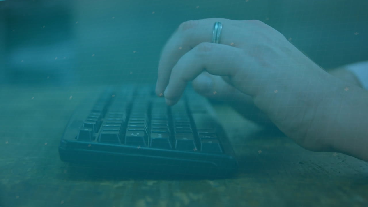 키보드를 사용하는 백인 여성에 대한 범위 및 회로 보드의 애니메이션