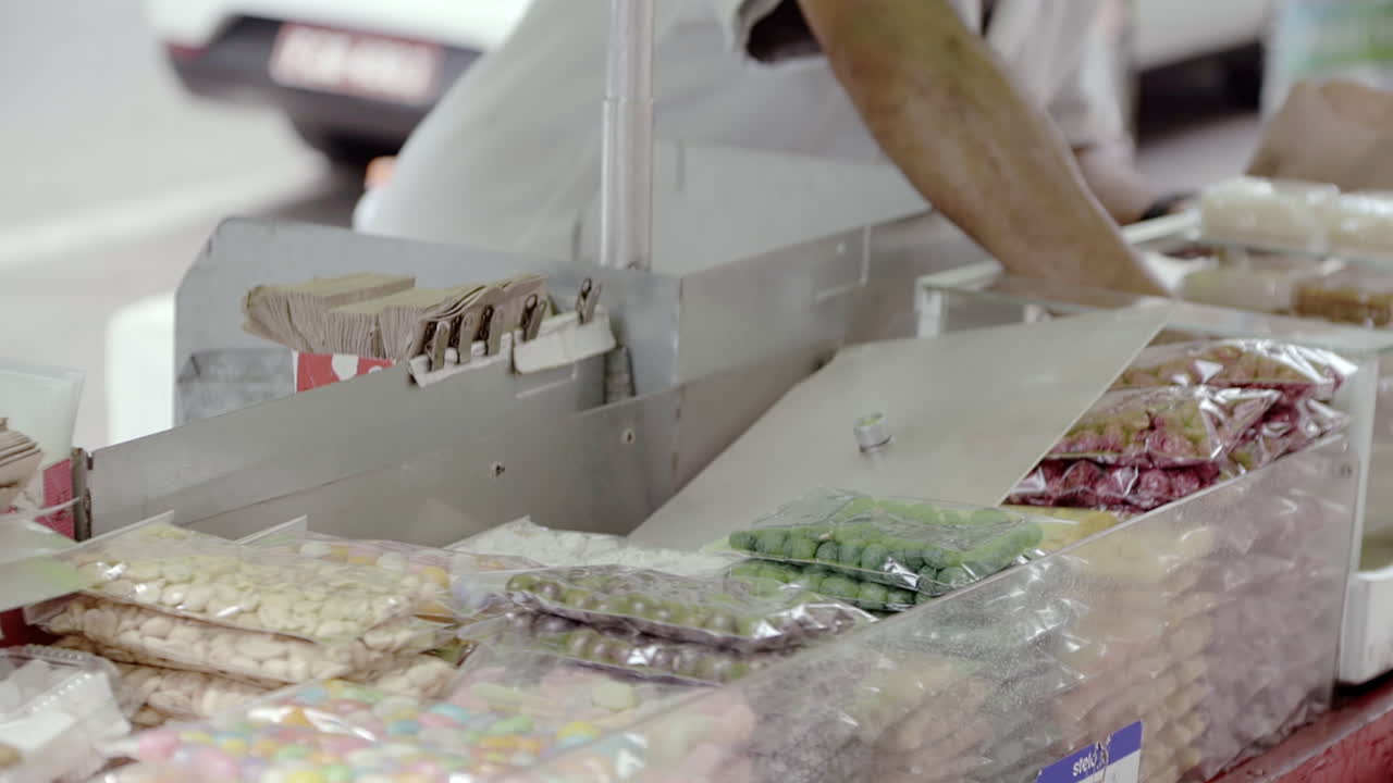 vendedor ambulante empacando nueces para un cliente