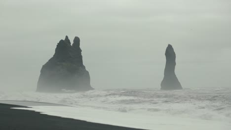 冰島黑沙海灘上的海浪衝突