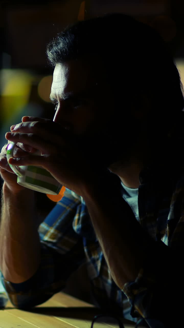 ejecutivo de negocios tomando café mientras trabaja en la computadora