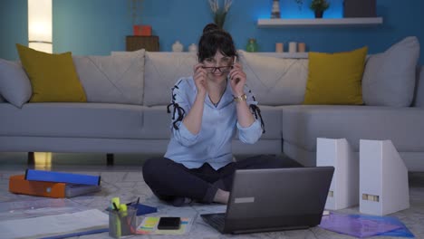 Mujer-Trabajadora-De-Oficina-En-Casa-Sonriendo-A-La-Cámara.