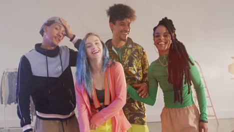 retrato de felices y diversos bailarines masculinos y femeninos posando en un estudio de baile, cámara lenta
