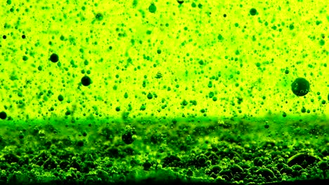 burbujas de agua detrás del fondo de vidrio