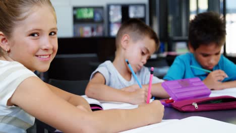 Niños-De-La-Escuela-Haciendo-La-Tarea-En-El-Aula